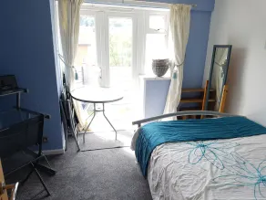 Modern with Terrace / town views, 2 mins to Town Centre, 5 mins to Harbour - Image 4
