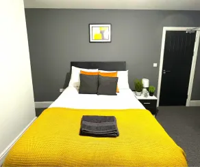 Chantry Suites Double Room with En-Suite in DN31 - Image 5