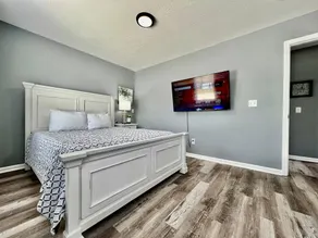 160 Overbrook 3 bedroom home with privately fenced yard and hot tub - Image 3