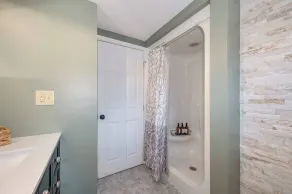 This chalet is a 3 bedroom(s), 2 bathrooms, located in Hedgesville, WV. - Image 3