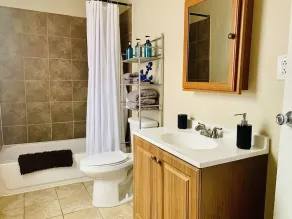 ✪King Bed Apartment✪ in Suburbs | Perfect Long Term Stay - Image 3