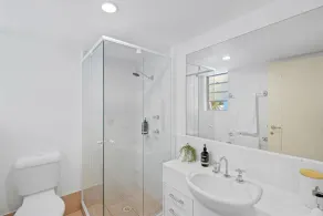 Castaways Beach luxury beachfront apartment - Image 2