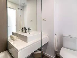 Newly Built 3-BDRM Luxury Apt w/ Stunning Sea Views - Image 3