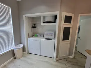 Nouvellement rénové 2 chambres au 2ème étage, 3 minutes à pied de la plage - Image 2