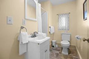 House of Vines: Walkable Penn Yan Retreat. Kayaks and Indoor Pool Access - Image 3