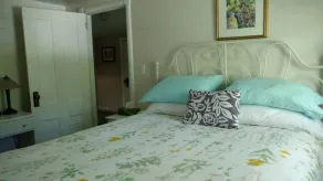 Em uma tranquila e estreita pista a uma curta distância de todas as comodidades - Image 5