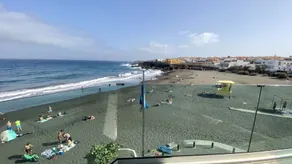Nice apartment on the beach with a large terrace facing the sea - Image 3