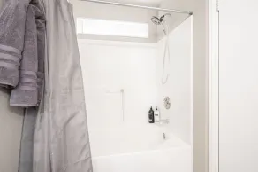 Maison relaxante avec 4 chambres, piscine et bain à remous! - Image 5
