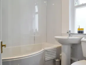 3 bedroom accommodation in Banff - Image 4