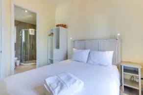 Downtown Suite close to the Beach (pet-friendly) - Image 5