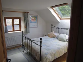 Cozy 2-bedroom stone cottage with large garden - Image 4
