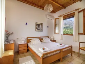 Villa with a pool in Lefkogia - Image 4