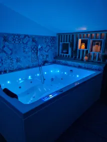 Nuit Romantique, Spa, Champagne, Cinéma, Flipper - Escapade Veyloise - Image 5
