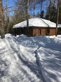 Cozy river cabin, steps away from blue ribbon fishing hiking trails. - Image 4