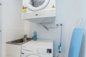 KOZYGURU SOUTH BRISBANE KOZY 1BED APT + FREE PARKING QSB001 - Image 2