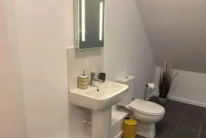 Central 4-Bed House - Parking Patio Garden Wifi - Image 3