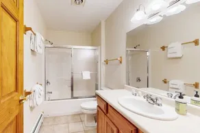 Inviting ski-in/ski-out condo - free WiFi, gas fireplace & free ski shuttle - Image 4