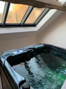 Chambre Baroque Avec Jacuzzi Privatif Sous les Poutres - Image 3