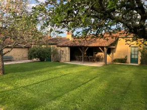 Dans un écrin de verdure, jolie ferme (production de noix et fraises), piscine - Image 4