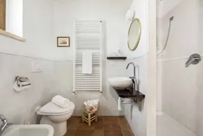 Farmhouse in the Tuscan countryside - Image 3