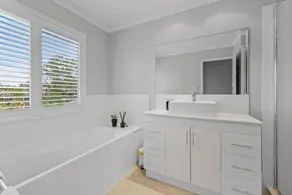 Serene Lakefront Villa, Westlake, Brisbane - Image 4