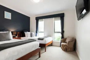 Comfortable Home 10 Minutes from Town - Wifi and Garage - Image 5