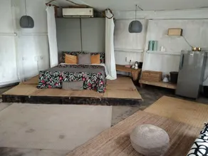 CABIN LOCATED ON A HILL NEXT TO THE FOREST WITH A VIEW OF THE LAKE - Image 4