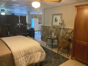 Newly remodeled poolside studio apartment on 6 acre horse farm - Image 5