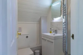 A new england lakeside lodge that sleeps 6 guests  in 3 bedrooms - Image 5