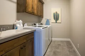 Nouvelle maison luxueuse de 5 chambres avec bain à remous privé - Image 2