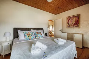 Charming 2-Bedroom Villa for 4 with Pool - Image 4