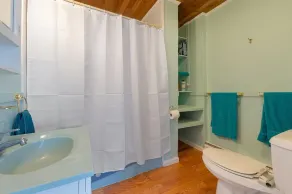 Village House, Sleeps 16, Free Parking, Walk to town, Mid-coast hub - Image 5