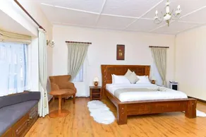 THE PREMIER SUITES - Image 5