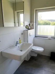 novo apartamento mobiliado para 2 pessoas em uma casa de campo remodelado à direita na água - Image 2