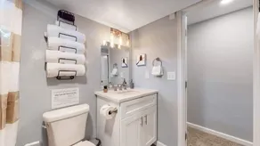 Spacious Lower Unit Updated Two King Beds in Denver - Image 2