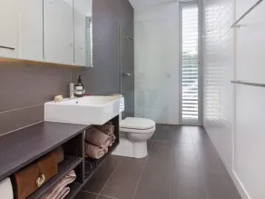 Somers beach house, vistas al agua, gran piscina, metros de playa y tienda general - Image 3