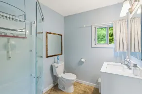Lakefront 3 Bedroom Cottage - sleeps 6 - Image 2
