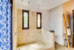 Penthouse with balcony, private hot tub, full kitchen, great location - Image 3
