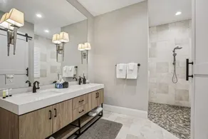 Private Heated Pool & Hot Tub- Steps to St Armands Circle & Walk to Lido Beach! - Image 2