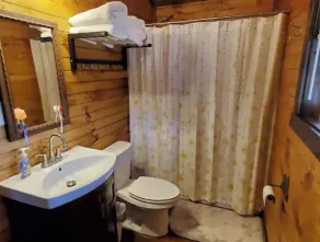 Beautiful Cubby Cabin On The Mountain - Image 3