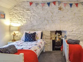 2 chambres à coucher à Cwrt-newydd - Image 5