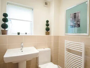 5 bedroom accommodation in Cirencester - Image 4