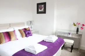 Deluxe 2 bedroom apartment - Image 4