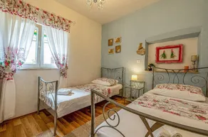 Holiday Home Stone Wall - Image 4