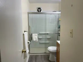 Quiet 2 Bedroom Apartment Condo close to Downtown - Emerald Elite - Image 2