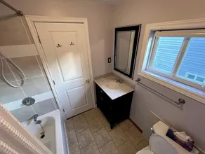 Cheerful 2-bedroom Waterfront Cottage - Image 2