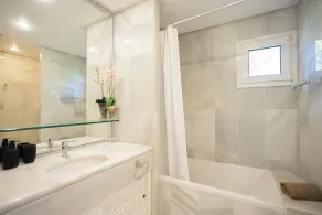 Marbella luksus lejlighed 110m2, 300m fra stranden i den tropiske have med pool - Image 2