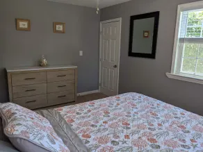 Spacious Family Home with Outdoor Space. One mile to downtown - Image 5