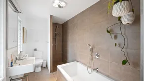 Large 2 bedroom house with pool - Image 3