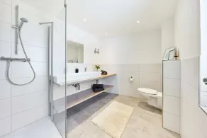 Newly renovated apartment just 300m from the train station - Image 4